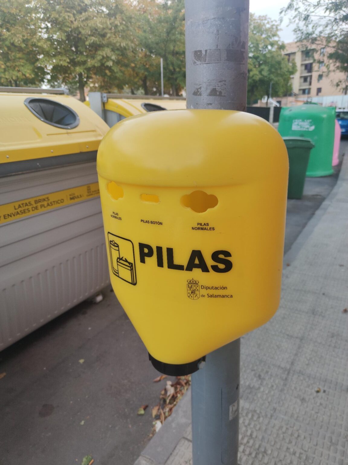 Así son los nuevos contenedores para el reciclaje de pilas en Peñaranda