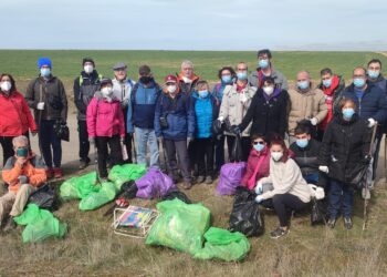 «Acomunidad» lleva a cabo una limpieza en el azud de Riolobos
