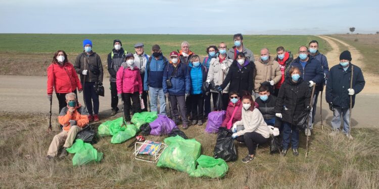 «Acomunidad» lleva a cabo una limpieza en el azud de Riolobos