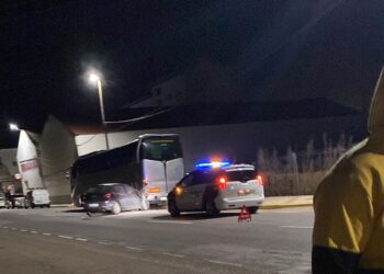 Un herido tras colisionar su coche contra un autobús aparcado en la travesía de Babilafuente