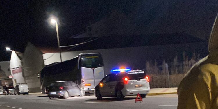 Un herido tras colisionar su coche contra un autobús aparcado en la travesía de Babilafuente