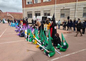 El colegio La Encarnación, de Peñaranda, escenifica su Vía Crucis en el patio escolar