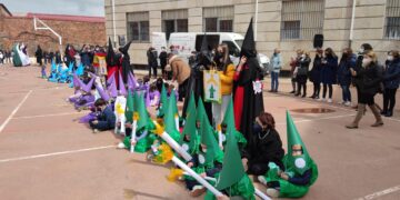 El colegio La Encarnación, de Peñaranda, escenifica su Vía Crucis en el patio escolar