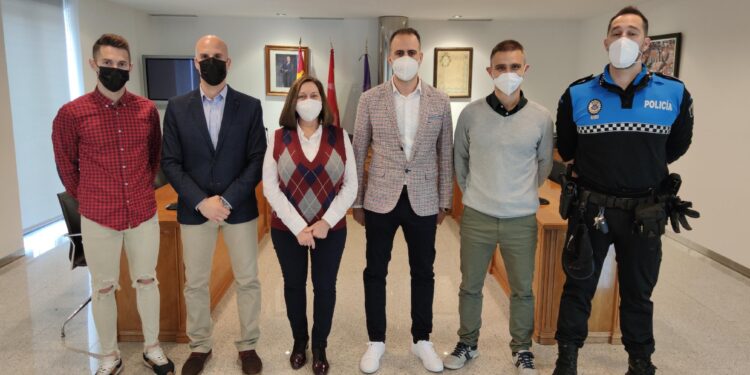 La alcaldesa de Peñaranda recibe a los nuevos agentes de la Policía Local