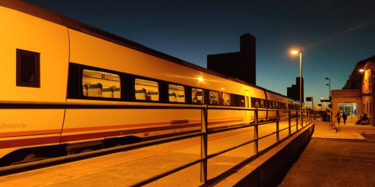 Renfe recupera los servicios ferroviarios de Media Distancia entre Salamanca y Madrid