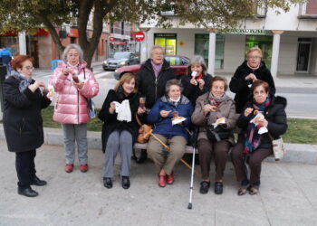 La chocolatada solidaria para Ucrania congrega a más de 600 personas en la plaza de España, de Peñaranda