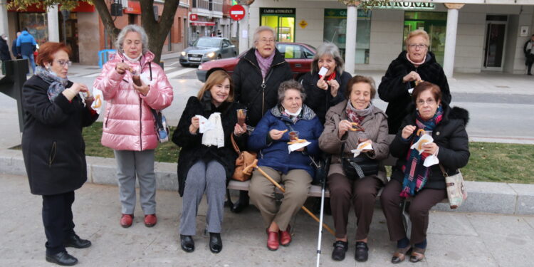 La chocolatada solidaria para Ucrania congrega a más de 600 personas en la plaza de España, de Peñaranda