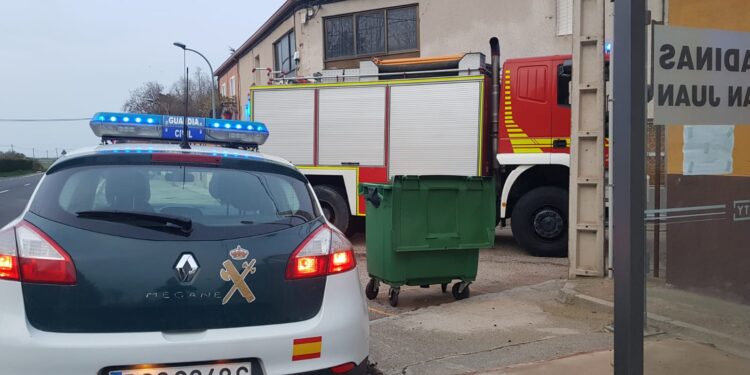 Los Bomberos acuden a Paradinas de San Juan por el incendio declarado en un contenedor de residuos