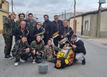 Los quintos de Cantalapiedra inician su fiesta al ritmo de la charanga Dale Kaña 2.0