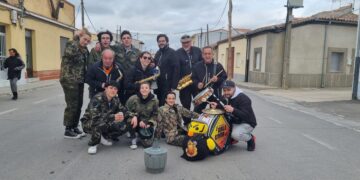 Los quintos de Cantalapiedra inician su fiesta al ritmo de la charanga Dale Kaña 2.0