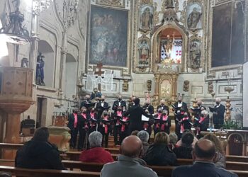 La coral salmantina ofrece un brillante concierto en la iglesia de Babilafuente como prólogo a la Semana Santa