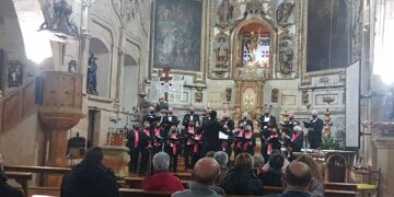 La coral salmantina ofrece un brillante concierto en la iglesia de Babilafuente como prólogo a la Semana Santa