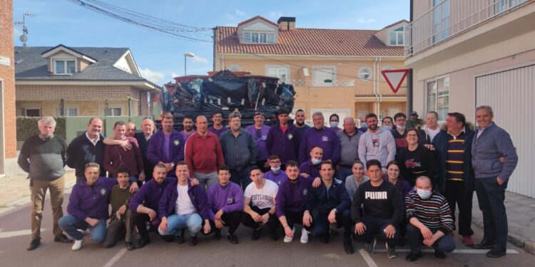 Peñaranda contempla los últimos ensayos nazarenos para portar en la Semana Santa el trono de Jesús de Medinaceli