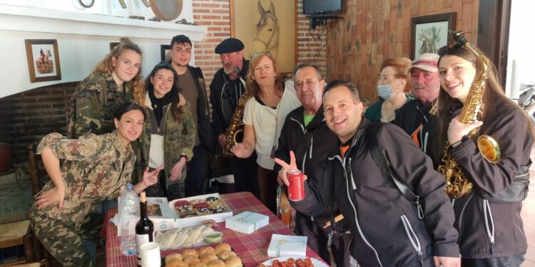 Los quintos de Cantalapiedra ponen fin a su fiesta con la animación de la charanga Dale Kaña 2.0