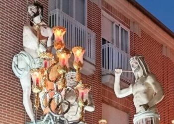 Recogimiento y oración marcan el «Encuentro» en la plaza de España de Peñaranda