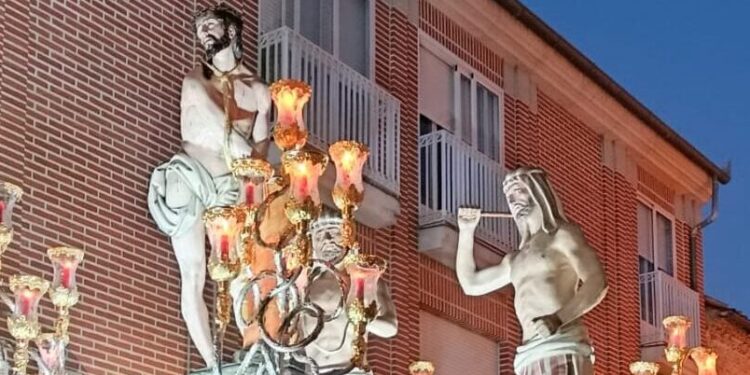 Recogimiento y oración marcan el «Encuentro» en la plaza de España de Peñaranda