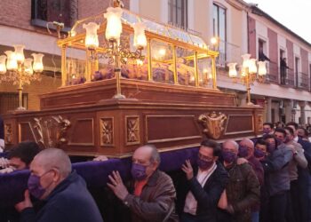 El Santo Entierro, de Peñaranda, muestra la grandeza y evolución de la Semana Santa local