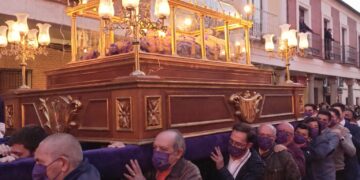 El Santo Entierro, de Peñaranda, muestra la grandeza y evolución de la Semana Santa local