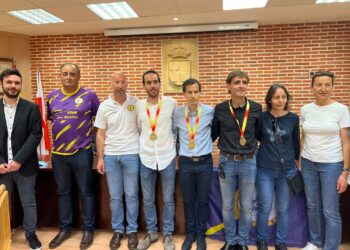 Macotera sale a la calle para brindar un reconocimiento a sus campeones en la XV Maratón de Zaragoza