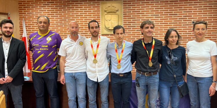 Macotera sale a la calle para brindar un reconocimiento a sus campeones en la XV Maratón de Zaragoza