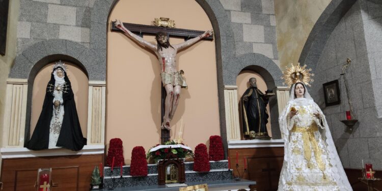 El Cristo del Humilladero vuelve a presidir su ermita en Peñaranda tras la restauración de la imagen y las procesiones