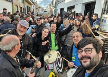 Charangueo y discomóvil llevan la alegría a los vecinos de Santiago de la Puebla en las fiestas «chicas»