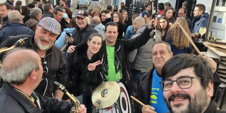 Charangueo y discomóvil llevan la alegría a los vecinos de Santiago de la Puebla en las fiestas «chicas»