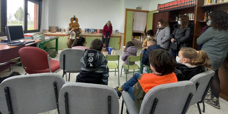 Aldeaseca de la Frontera conmemora el Día del Libro con un cuentacuentos en la biblioteca