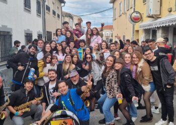 La charanga Dale Kaña 2.0 desata la alegría en Alaraz con el recorrido de los quintos por el pueblo