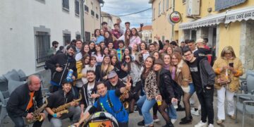La charanga Dale Kaña 2.0 desata la alegría en Alaraz con el recorrido de los quintos por el pueblo
