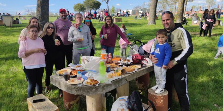 El Inestal, en Peñaranda, recupera el tradicional Lunes de Aguas con una gran respuesta del público