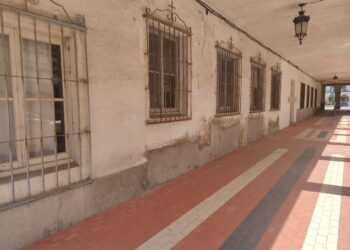 El Ayuntamiento de Peñaranda arregla la pared cochambrosa de la calle Cervantes para pintarla en los próximos días