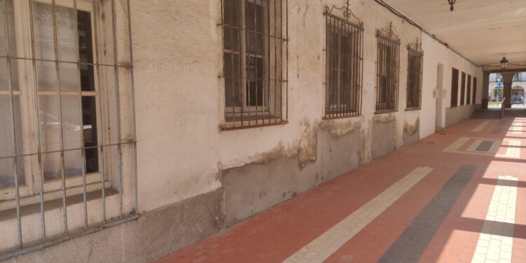 El Ayuntamiento de Peñaranda arregla la pared cochambrosa de la calle Cervantes para pintarla en los próximos días