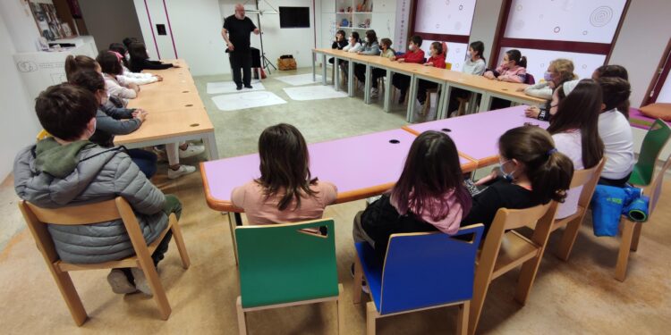 Fernando Saldaña llega a la biblioteca de Peñaranda con su taller de magia y bibliocreatividad para el público infantil