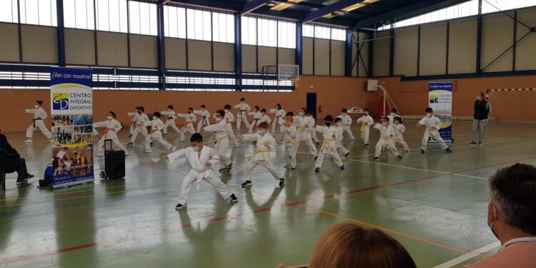 El kárate de competición regresa a Peñaranda con el campeonato local celebrado en el pabellón del Severiano Montero