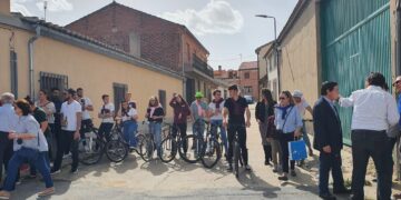 Los quintos 2022 de Villaflores corren las citas «a lomos» de sus bicicletas en la primera jornada de su esperada fiesta