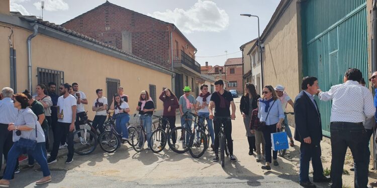 Los quintos 2022 de Villaflores corren las citas «a lomos» de sus bicicletas en la primera jornada de su esperada fiesta