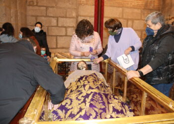Peñaranda «arropa» al Santo Cristo de la Cama en el tradicional cambio de ropa para su fiesta anual del Domingo de Lázaro