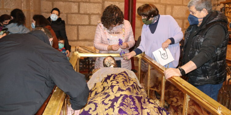 Peñaranda «arropa» al Santo Cristo de la Cama en el tradicional cambio de ropa para su fiesta anual del Domingo de Lázaro