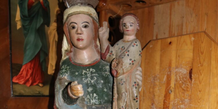 La Virgen más antigua de Peñaranda, posiblemente románica, se conserva en la sacristía de la iglesia de San Luis
