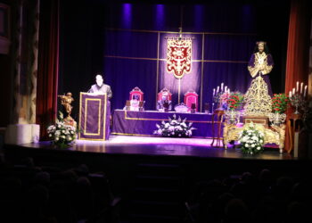 Peñaranda recupera el pregón de la Semana Santa en el teatro Calderón con el sacerdote Fernando García
