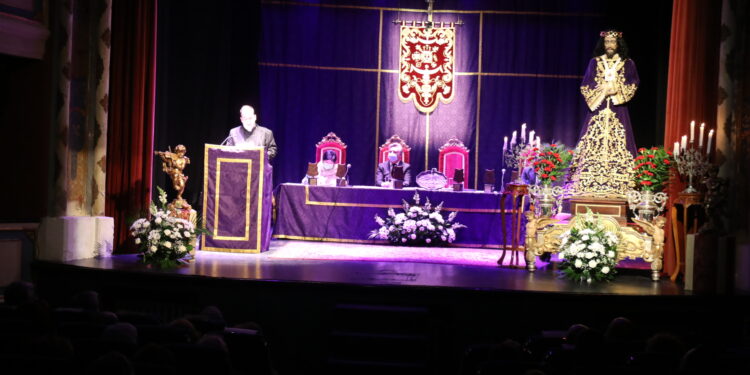 Peñaranda recupera el pregón de la Semana Santa en el teatro Calderón con el sacerdote Fernando García