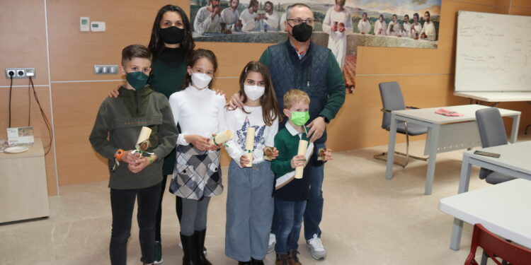 La cofradía de la Esperanza, de Peñaranda, entrega los premios de su I concurso de dibujo «Agustín Martínez Soler»