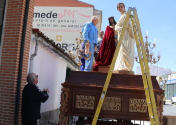 La familia Fuentes mantiene viva la histórica cofradía de la Preciosa Sangre en Peñaranda