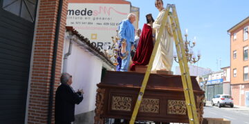 La familia Fuentes mantiene viva la histórica cofradía de la Preciosa Sangre en Peñaranda