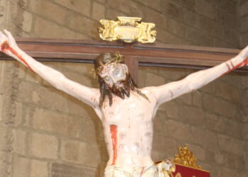 Multitudinario recibimiento al Santo Cristo del Humilladero en su regreso a Peñaranda tras la restauración de la imagen