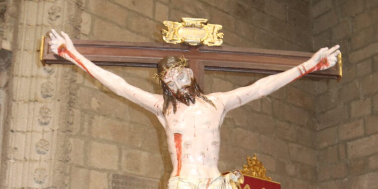 Multitudinario recibimiento al Santo Cristo del Humilladero en su regreso a Peñaranda tras la restauración de la imagen