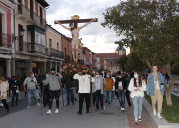 Repique de campanas y vivas al Santo Cristo del Humilladero en su vuelta al barrio peñarandino de Chamberí