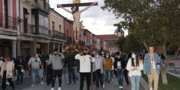 Repique de campanas y vivas al Santo Cristo del Humilladero en su vuelta al barrio peñarandino de Chamberí