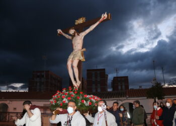Repique de campanas y vivas al Santo Cristo del Humilladero en su vuelta al barrio peñarandino de Chamberí